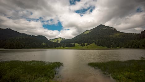 Zeitraffer-Am-Spitzingsee-In-Den-Alpen-An-Einem-Bewölkten-Tag-Mit-Dunklen-Vorbeiziehenden-Wolken