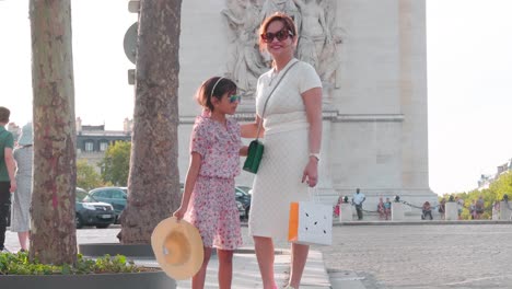 Touristen-Posieren-Für-Fotos-Am-Arc-De-Triomphe-In-Paris-Bei-Sonnenuntergang:-Eingefangene-Momente,-Atmosphäre-Der-Goldenen-Stunde,-Ikonisches-Französisches-Wahrzeichen,-Abendlicht