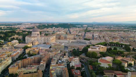 Drohne-Fliegt-Rückwärts-Weg-Von-Der-Historischen-Vatikanstadt-In-Rom,-Italien