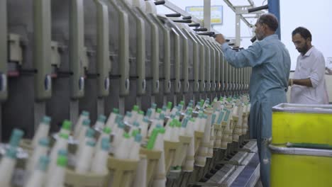 Trabajadores-Que-Operan-Una-Máquina-De-Hilar-Textiles-Industriales-Durante-La-Fabricación
