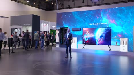 Presenter-at-TCL-Berlin-showcasing-outstanding-technology