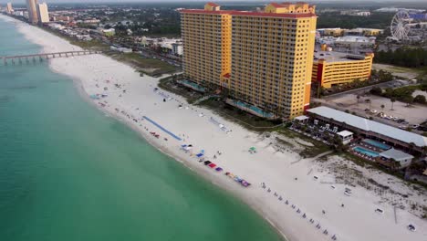 Luftaufnahme-Des-Calypso-Resorts-Und-Der-Türme-Am-Strand-Von-Panama-City-Beach,-Luftaufnahme-Eines-Strandresorthotels-Mit-Skywheel-Am-Pier-Park-Im-Hintergrund,-Golf-Von-Mexiko,-Luftaufnahme-Im-Morgengrauen