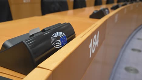 Nahaufnahme-Eines-Leeren-Tisches-Mit-Mikrofon-Im-Plenarsaal-Des-Europäischen-Parlaments