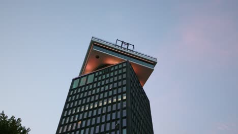 Famosa-Plataforma-De-Observación-De-La-Torre-A&#39;dam-Durante-La-Puesta-De-Sol-En-Overhoeksplein,-Amsterdam,-Países-Bajos