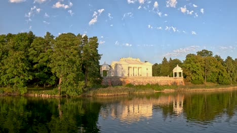 Uzutrakis-Manor,-Mittelalterliche-Gotische-Inselburg,-Gelegen-Im-Galve-Lake