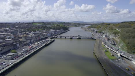 Luftaufnahmen-Der-Stadt-Waterford,-Die-Flussaufwärts-Zum-Reisbrückentor-Nach-Südostirland-Fliegen