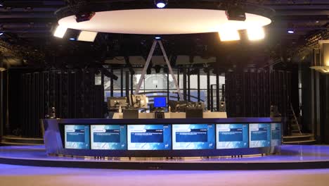Leeres-Fernsehstudio,-Das-Im-Gebäude-Des-Europäischen-Parlaments-In-Brüssel-Eingerichtet-Ist-Und-An-Dem-Menschen-Vorbeigehen