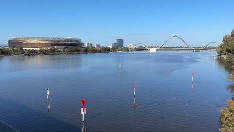 Estadio-Optus-Perth-Y-Puente-Matagaruop-Que-Cruza-El-Río-Swan,-Perth,-Australia-Occidental