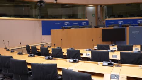 Sala-De-Plenos-Vacía-En-El-Parlamento-Europeo-Mirando-Hacia-El-Escenario-Principal-Ubicado-En-Bruselas,-Bélgica