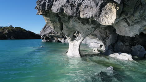 Marmorkathedrale-In-Patagonien,-Entstanden-Durch-Millionen-Jahre-Der-Erosion