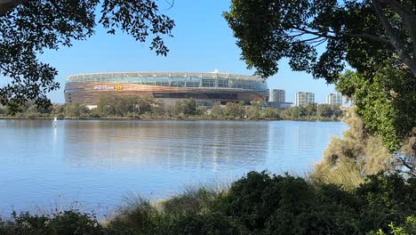 Vista-Del-Estadio-Optus-De-Perth-A-Través-Del-Río-Swan-A-Través-De-Ramas