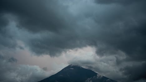 Blitz-Und-Sturm-über-Dem-Vulkan-De-Agua-In-Guatemala---Zeitraffer