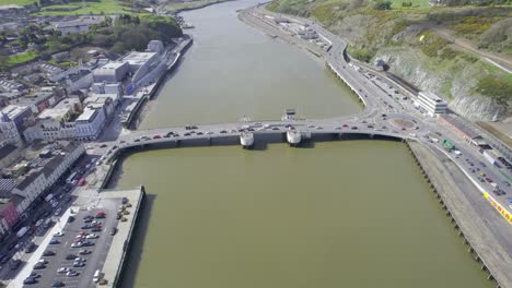 Vista-Aérea-De-La-Ciudad-De-Waterford,-Irlanda,-Toma-De-Establecimiento-De-La-Estación-De-Tren-Quays-Rice-Bridge-Y-El-Río-Suir