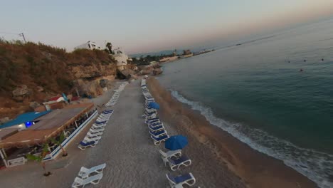Überfliegen-Von-Sonnenliegen-Und-Sonnenschirmen-In-Ferienresorts-Am-Strand-Im-Libanon