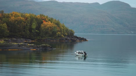 Eine-Paralaxaufnahme-Eines-Einsamen-Bootes-Auf-Einem-Fjord