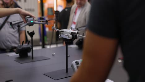 Der-DJI-Stand-Auf-Der-Ifa-2023-Zeigt-Seine-Fortschrittlichste-Mini-3-Pro-Drohne