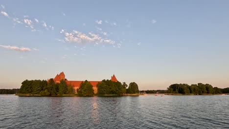 Castillo-De-Trakai,-Castillo-Gótico-Medieval-De-La-Isla,-Ubicado-En-El-Lago-Galve