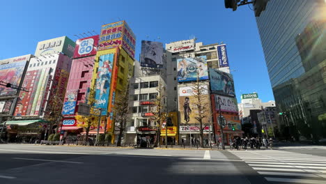 Akihabara-Es-Un-Animado-Centro-Comercial-Famoso-Por-Sus-Tiendas-De-Electrónica,-Que-Van-Desde-Pequeños-Puestos-Hasta-Grandes-Almacenes-Como-Yodobashi.