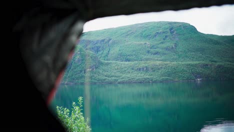 Atemberaubende-Landschaft-Mit-üppigen-Bergen-Und-Fjorden-Vom-Campingzelt-In-Leirfjord,-Nordland,-Norwegen