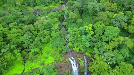 Wasserfall-Im-Grünen-Wald,-Drohnenansicht