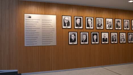 Vista-Panorámica-Lenta-A-La-Derecha-De-La-Pared-Con-Retratos-Fotográficos-De-Los-últimos-Líderes-Del-Parlamento-Europeo