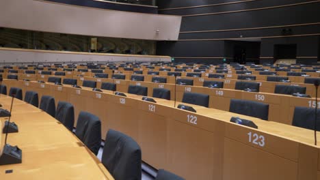 Innenansicht-Des-Leeren-Plenarsaals-Im-Europäischen-Parlament-In-Brüssel,-Belgien