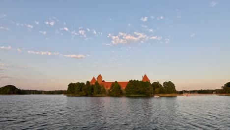 Trakai-Burg,-Mittelalterliche-Gotische-Inselburg,-Im-Galve-See-Gelegen