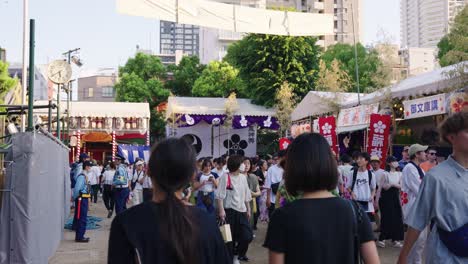 Festival-En-El-Santuario-Tenmangu-En-Osaka-Verano