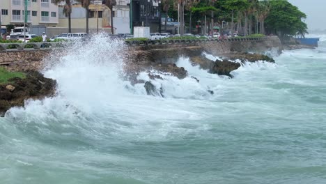 Luftaufnahme-Zeigt-Fahrende-Autos-Auf-Der-Küstenstraße-In-Santo-Domingo-Mit-Krachenden-Wellen-An-Der-Felsigen-Küste-Während-Eines-Stürmischen-Hurrikans