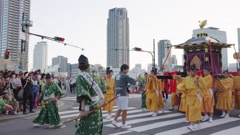 Priesterparade-Mikoshi-Schweben-Im-Sommer-Durch-Die-Straßen-Von-Osaka