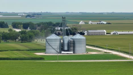 Weitwinkelaufnahme-Von-Getreidebehältern-Im-Flachen,-Weitläufigen-Mittleren-Westen-Der-USA