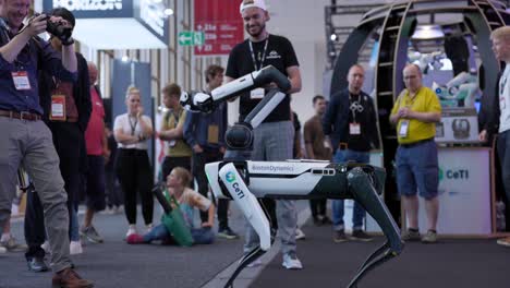 Perro-Robot-Caminante-De-Boston-Dynamics,-Con-Un-Brazo-Robótico-En-El-Cuerpo.