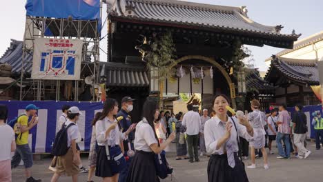 Frente-Al-Santuario-Tenmangu-En-Osaka-El-Día-Del-Festival-Tenjin-De-Verano