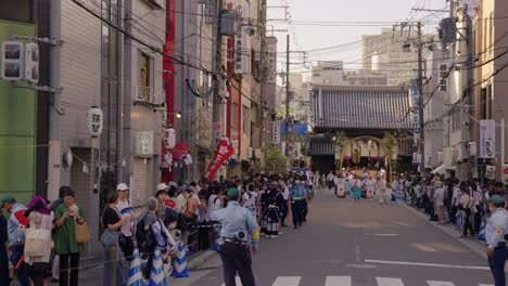 Straßen-Wurden-Von-Der-Japanischen-Polizei-Für-Das-Tenjin-Festival-Abgesperrt