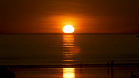 Person,-Die-Durch-Einen-Sonnenuntergangsscheinwerfer-Am-Cable-Beach,-Broome,-Australien,-Geht