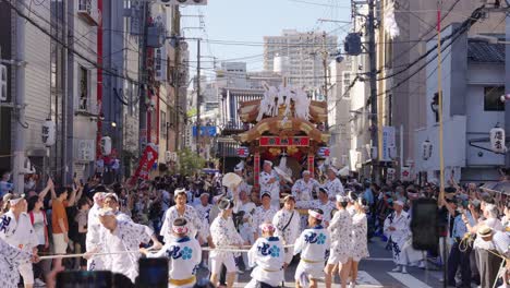 Hombres-Japoneses-Tiran-Del-Flotador-Tenjin-Matsuri-Por-Las-Calles-De-Japón