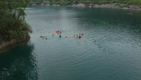 Grupo-De-Personas-Nadando-Con-Equipo-De-Seguridad-Y-Buceando-En-El-Arrecife-Submarino-En-El-Lago-De-Aguas-Azules-Profundas