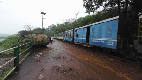 Matheran-Spielzeugeisenbahn-In-Bewegung,-Weite-Sicht