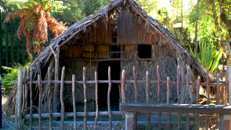 Cabaña-Tradicional-Maorí-En-El-Centro-Del-Patrimonio-Cultural-Te-Puia-En-Rotorua,-Nueva-Zelanda