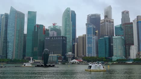 Panorámica-A-Través-Del-Horizonte-De-La-Ciudad-En-Marina-Bay,-Singapur