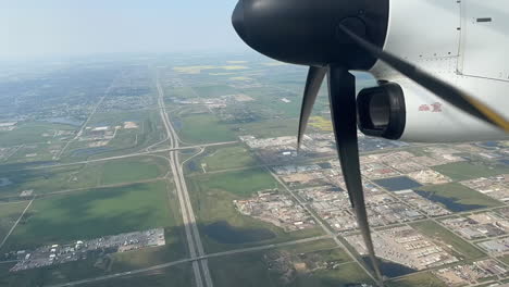 Zeitraffer-Eines-Flugzeugs,-Das-Am-18.07.2023-über-Calgary,-Alberta-Fliegt-Und-Am-Flughafen-Calgary-YYC-Landet