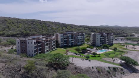 Enorme-Y-Moderno-Complejo-Hotelero-De-Lujo-En-Una-Playa-De-Arena-Tropical,-órbita-Aérea-Durante-El-Día