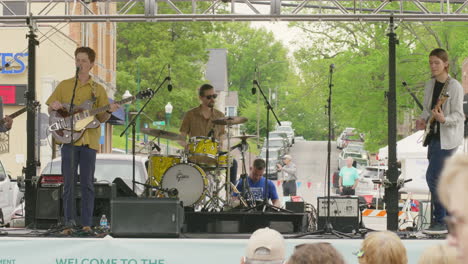 Live-Band-Tritt-Auf-Der-Bühne-Beim-Dogwood-Festival-Im-Park-Auf