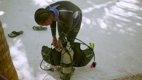 Buzo-Profesional-En-Traje-De-Neopreno-Preparando-Equipo-Para-Bucear