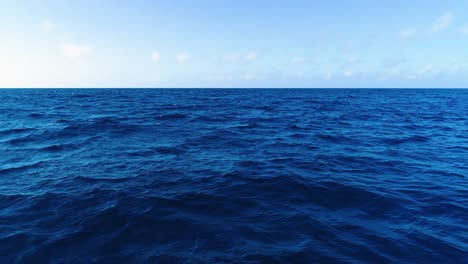 Perfekte-Statische-Sicht-Auf-Die-Textur-Der-Meereswellen,-Tiefblaue-Wellen-Und-Wellen,-Drohnenantenne