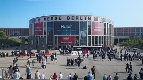 Zeitraffer-Des-Menscheneingangs-In-Der-Messe-Berlin-Zur-Ifa-2023