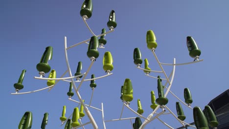 Turbinas-De-Energía-Eólica-Verde,-Arranque-Aeroleaf,-Micro-Aerogenerador-Compuesto-Por-Una-Doble-Pala-Con-Eje-Vertical-En-Forma-De-Hoja-Y-Un-Microgenerador-Síncrono,-Transición-Energética