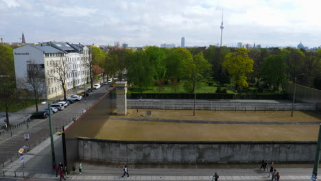 Berliner-Mauer-Und-Wachturm-An-Der-Gedenkstätte-Berliner-Mauer,-Deutschland