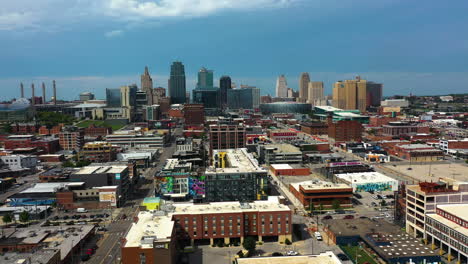 Vista-Aérea-Con-Vistas-Al-Paisaje-Urbano-De-La-Ciudad-De-Kansas,-Día-Soleado-En-Missouri,-Estados-Unidos