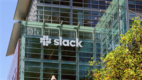 Slack-Schild-Und-Logo-Auf-Dem-Gebäude-Ihrer-Bürozentrale-In-San-Francisco